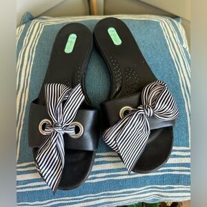 Oka B. black bow pinstriped slides 6-7-7 M